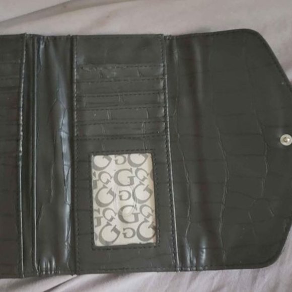 Guess wallet | item has some wear - Picture 2 of 3